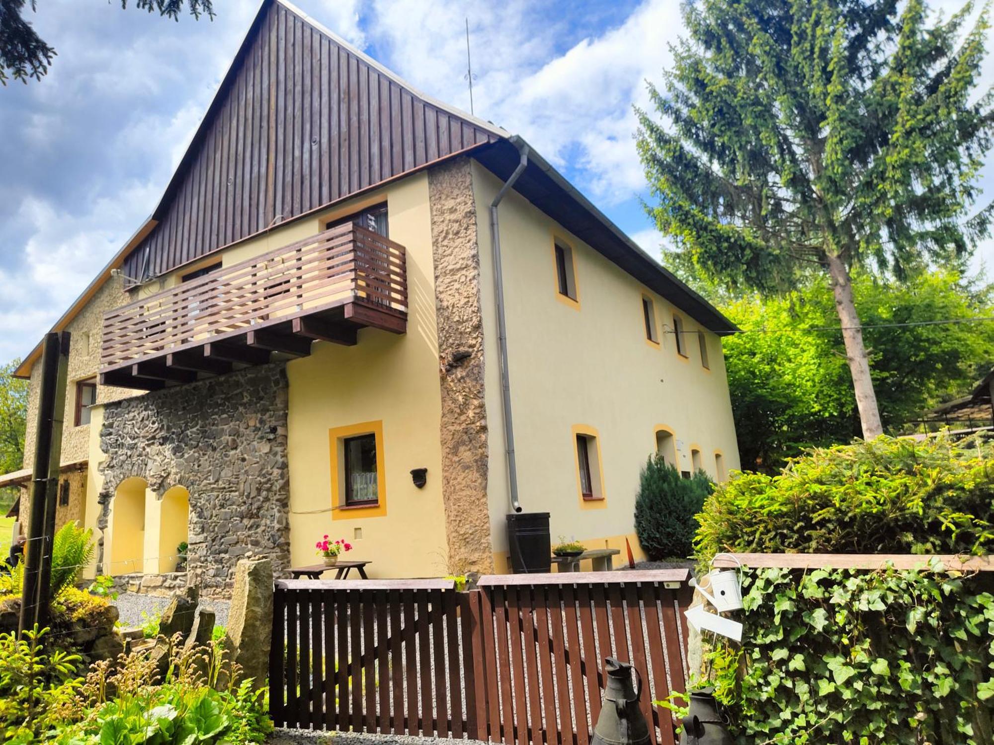 Velká Bukovina Bed And Breakfast Tvrz מראה חיצוני תמונה